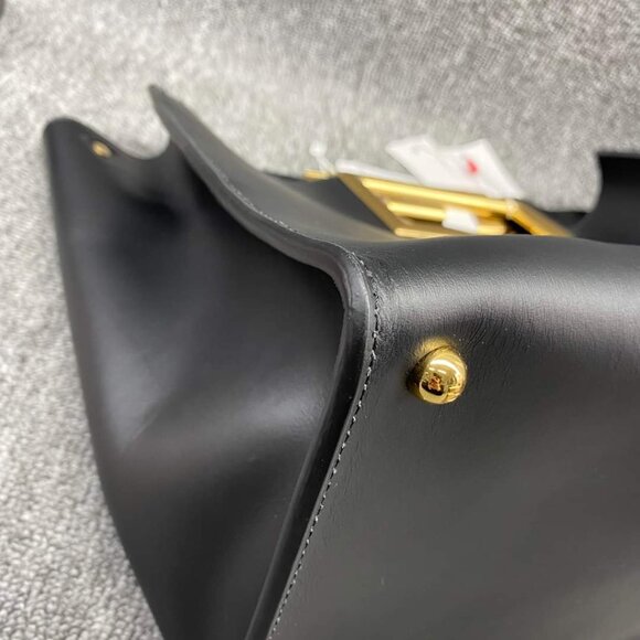 100% Authentic Fendi Leather Shoulder Bag - Picture 4 of 12